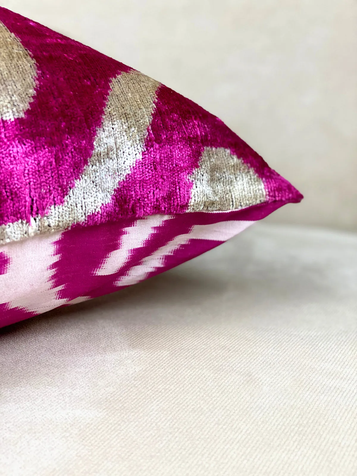 Classic Magenta Ogee Lumbar Pillow Cover