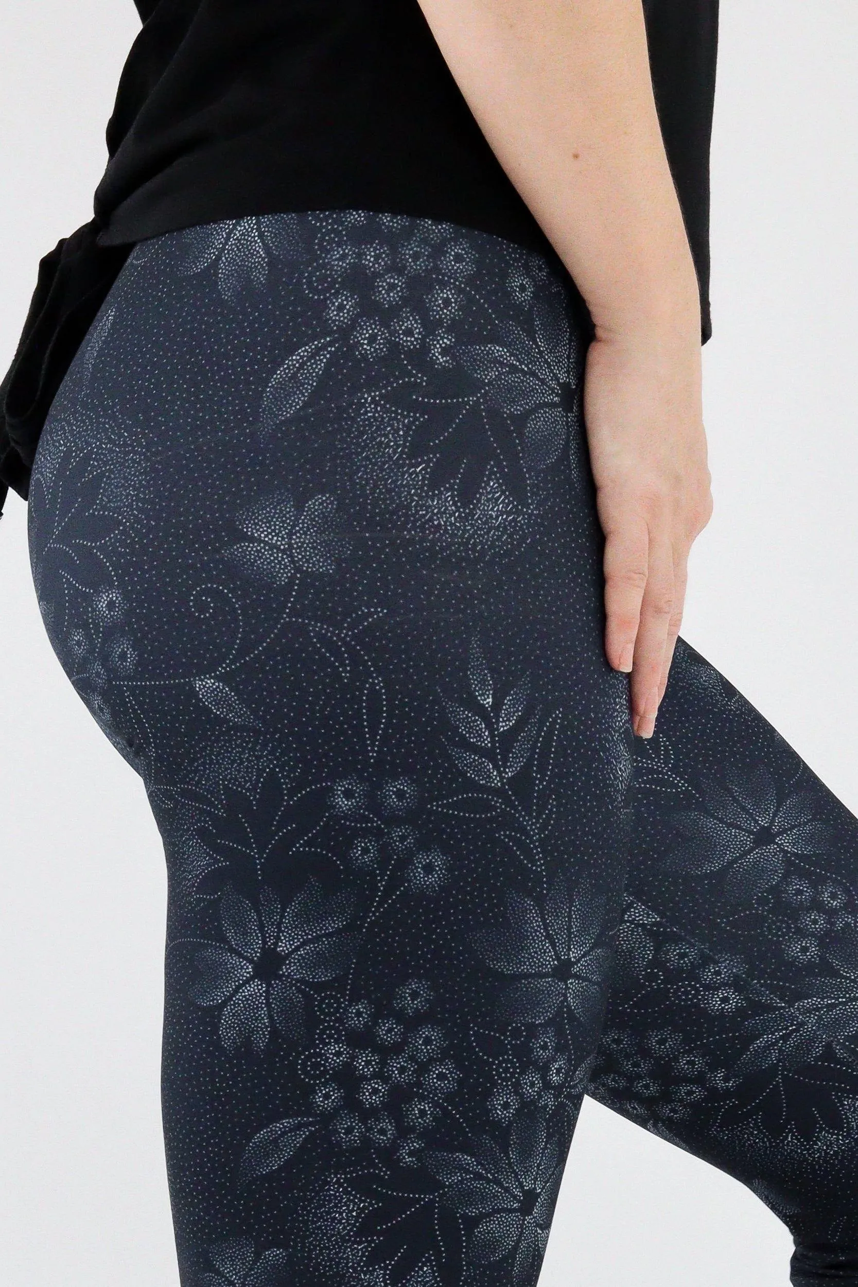 Dotted Flowers - Casual - Capri Leggings