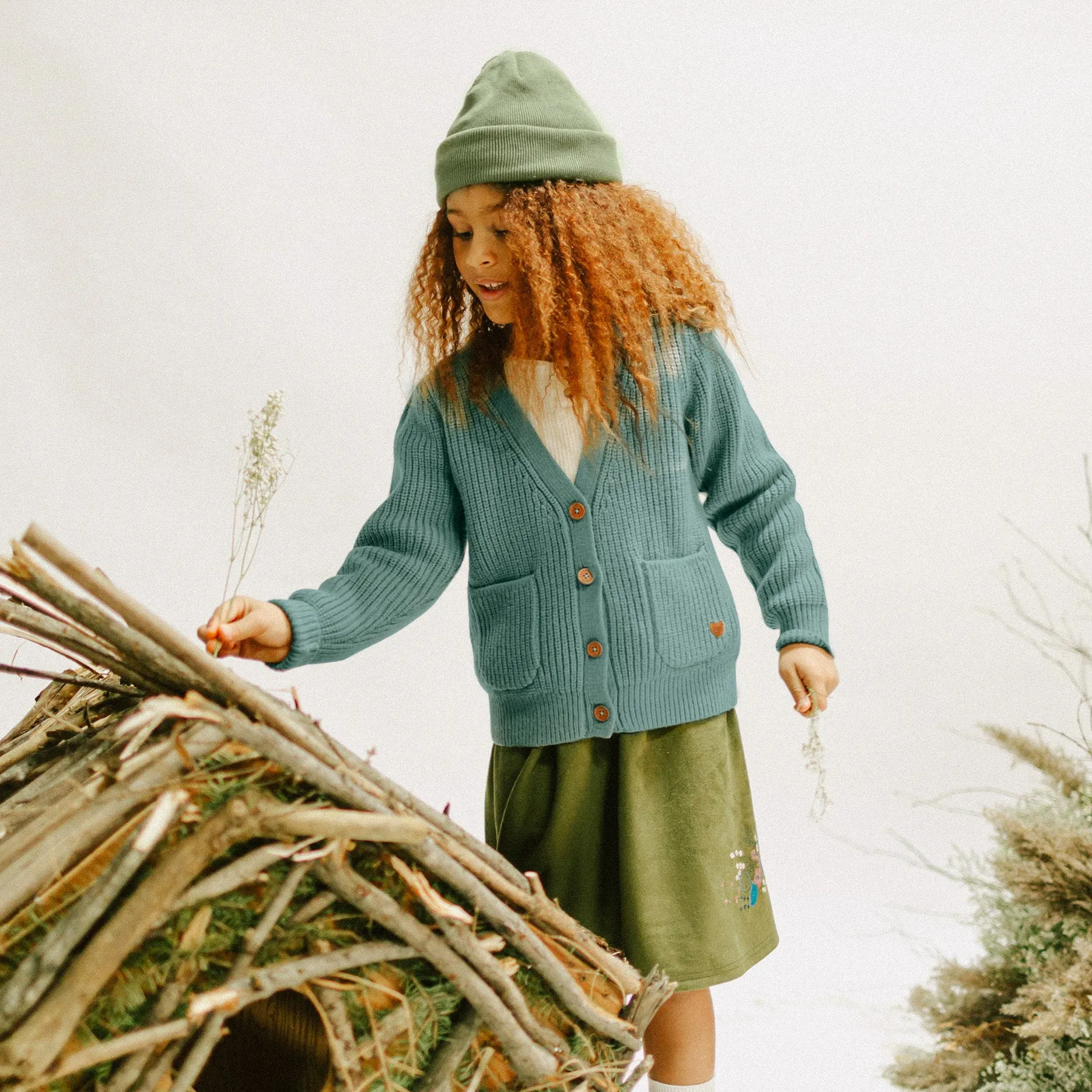 Jupe à bretelles verte en faux suède extensible, enfant || Green skirt with suspenders in stretchy faux suede, child