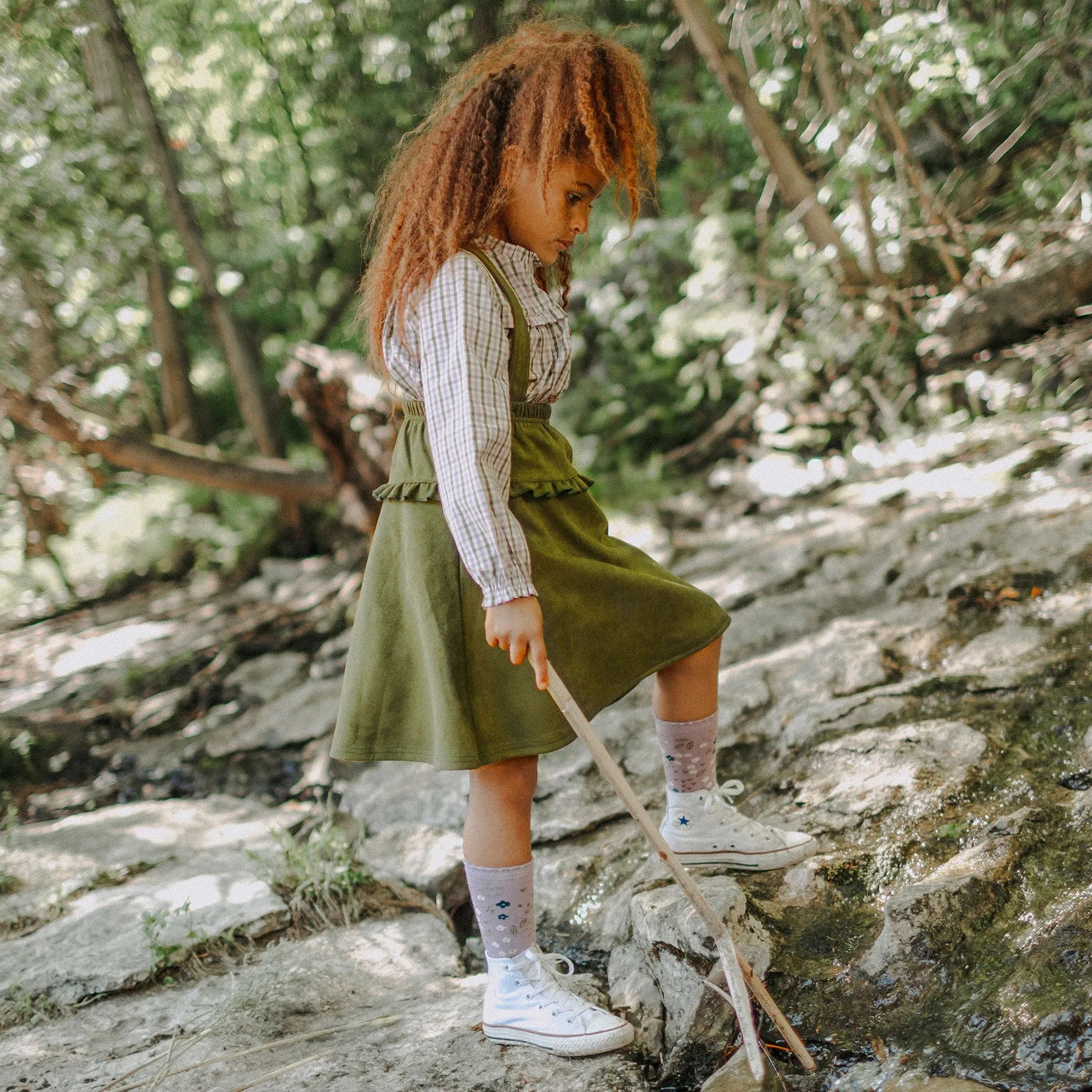 Jupe à bretelles verte en faux suède extensible, enfant || Green skirt with suspenders in stretchy faux suede, child