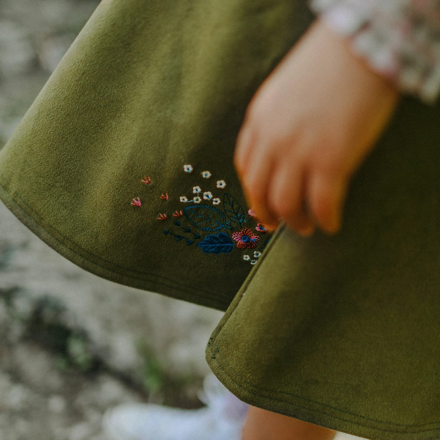 Jupe à bretelles verte en faux suède extensible, enfant || Green skirt with suspenders in stretchy faux suede, child